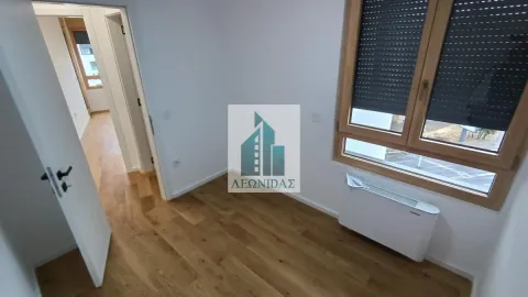 Prazna soba sa drvenim podom, belim zidovima i prozorom sa roletnama. - image 20