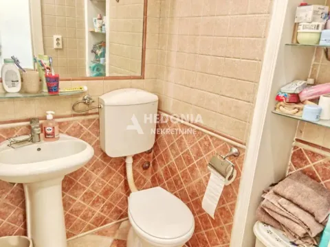Manje kupatilo sa umivaonikom, WC šoljom i policama za odlaganje. - image 9