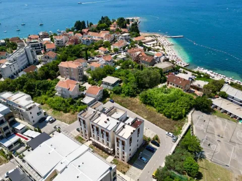 Pogled iz vazduha na stambenu zgradu, okolno naselje i obalu mora. - image 20