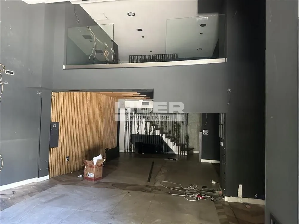 Izdavanje, poslovni prostor, 210m², Stari Grad, Beograd