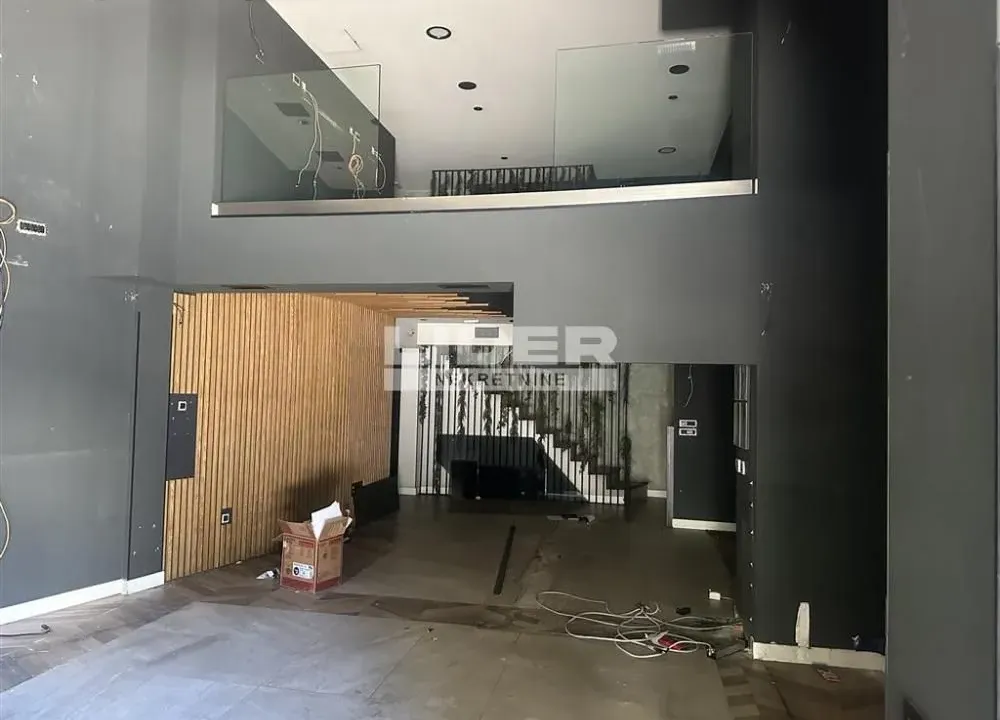 Izdavanje, poslovni prostor, 210m², Stari Grad, Beograd