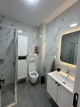 Moderne kupatilo sa tuš kabinom, umivaonikom i wc šoljom. - image 10