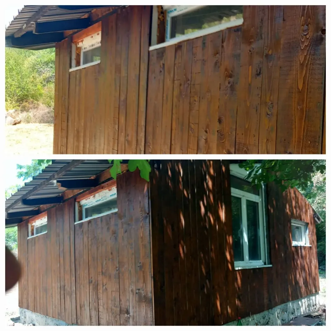 Spoljašnjost drvene vikendice sa prozorima.