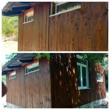 Spoljašnjost drvene vikendice sa prozorima. - image 4