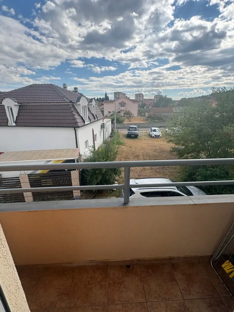 Pogled sa balkona na susjedne kuće i dvorište.