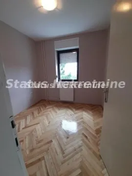 Prazna soba sa parketom i prozorom viđena sa ulaza. - image 7