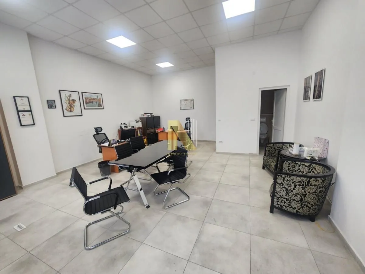 Izdavanje, poslovni prostor, 86m², Centar, Novi Sad