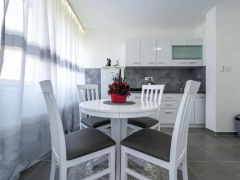 Izdavanje, dvosoban stan, 75m², Pejton, Podgorica - image 21