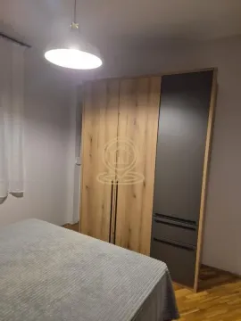 Spavaća soba sa krevetom i velikim ugrađenim garderoberom. - image 13