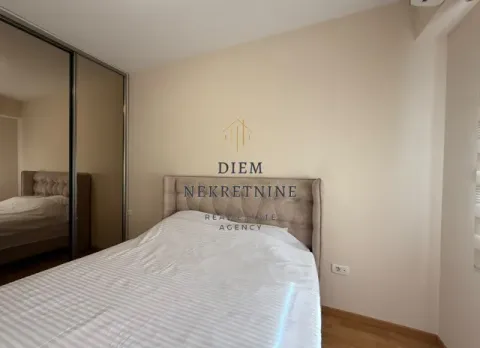 Furnished bedroom with a double bed and a mirrored built-in wardrobe. - image 9