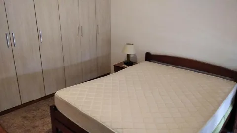 Spavaća soba sa bračnim krevetom i ugradnim plakarom. - image 23