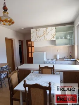 Kuhinja sa trpezarijom i belim elementima. - image 3