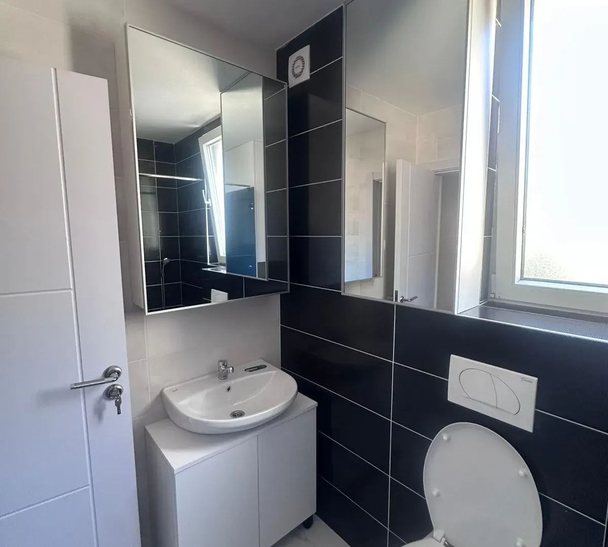 Izdavanje, jednosoban stan, 47m², Centar, Budva