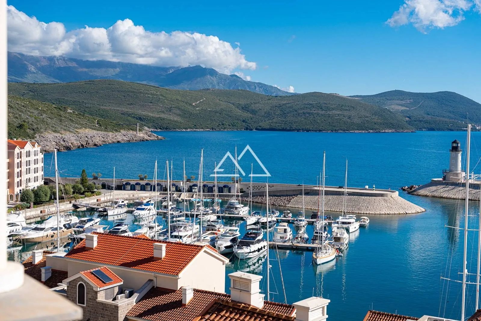 Pogled na marinu sa brodovima i more iz nekretnine.