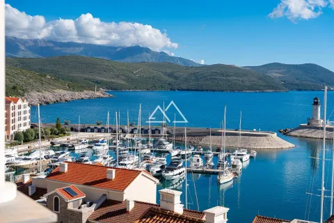Pogled na marinu sa brodovima i more iz nekretnine. - image 31