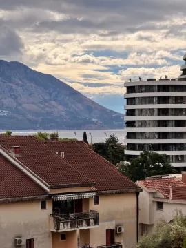 Pogled sa terase na okolne zgrade, planine i more. - image 3