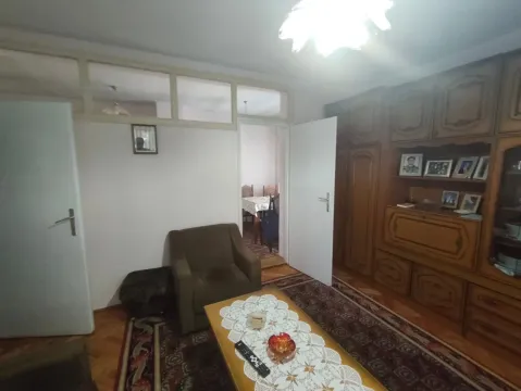 Dnevna soba sa garniturom, drvenim nameštajem i tepihom. - image 2