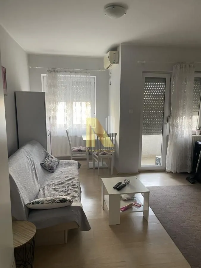 Izdavanje, garsonjera, 27m², Salajka, Novi Sad Sve Podlokacije