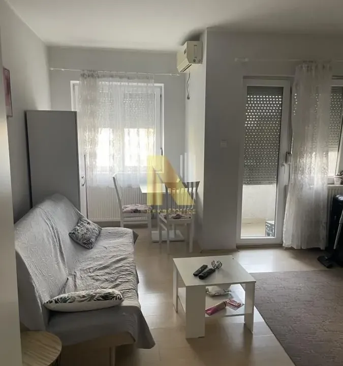 Izdavanje, garsonjera, 27m², Salajka, Novi Sad Sve Podlokacije