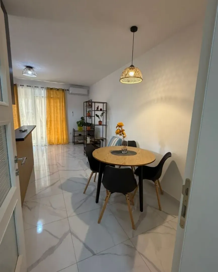 Izdavanje, dvosoban stan, 50m², Seljanovo, Tivat