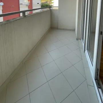 Prazan prostrani balkon sa keramičkim pločicama i ogradom. - image 12