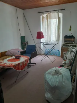 Nezadovoljavajući i neuredan enterijer prostorije sa raznim predmetima. - image 11