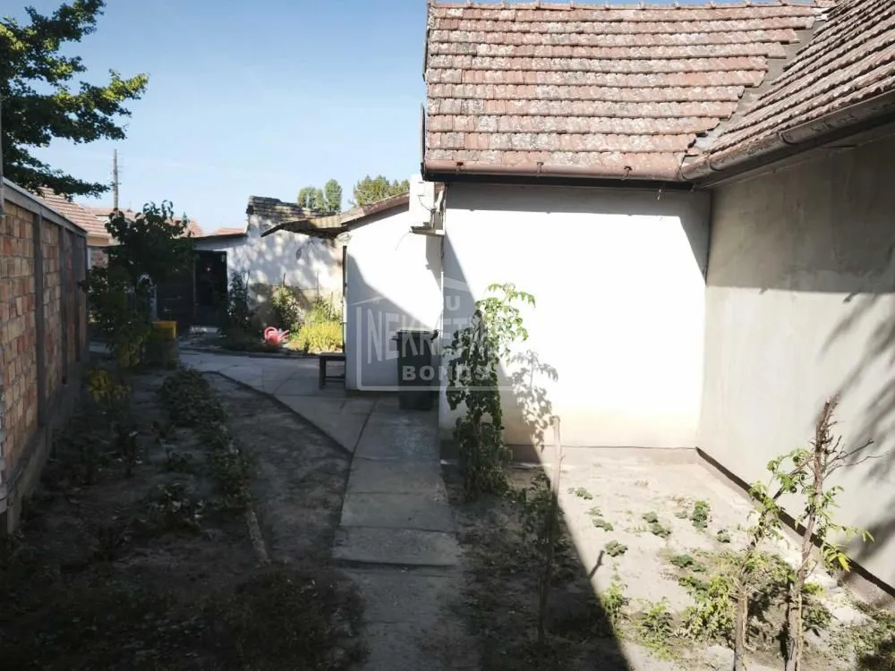 Pogled na dvorište i spoljašnjost kuće sa stazom.