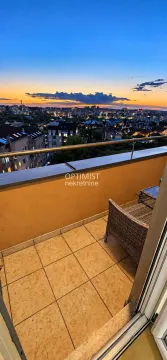 Namešten balkon sa pogledom na grad. - image 6