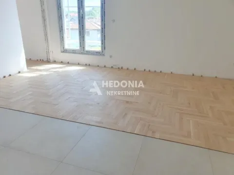 Prazna prostorija sa postavljenim parketom i prozorom. - image 7