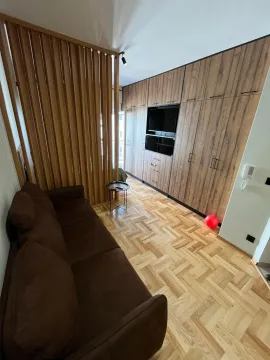 Dnevni boravak sa garniturom, ugradnim ormarima i TV-om. - image 3
