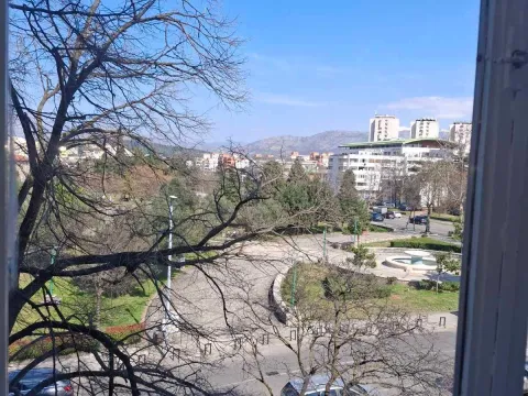 Izdavanje, dvosoban stan, 70m², Pobrežje, Podgorica - image 10