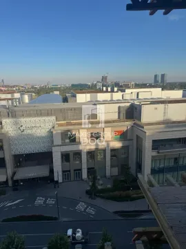 Pogled sa prozora na okolne zgrade i gradski pejzaž. - image 4