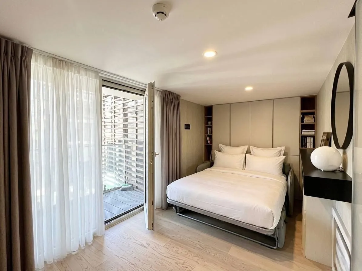 Modern bedroom with a double bed and access to the terrace.