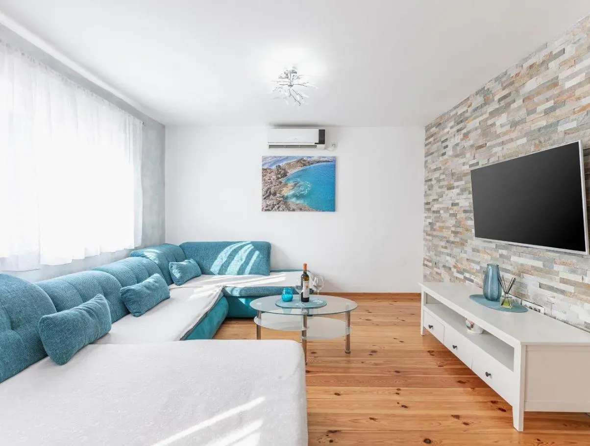 Rent, two bedroom apartment, 70m², Dumidran, Tivat