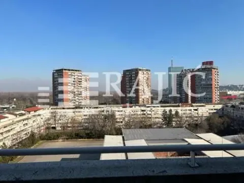 Pogled sa terase na gradske zgrade i okolinu. - image 11