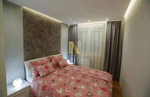 Spavaća soba sa bračnim krevetom, noćnim stočićima i dekorativnim osvetljenjem. - image 5