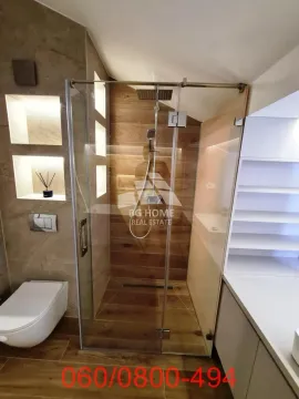 Moderno kupatilo sa tuš kabinom i ugradnim elementima. - image 8