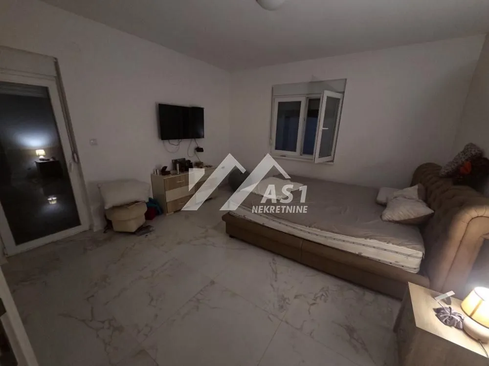 Furnished bedroom with a double bed, TV, and access to the terrace.