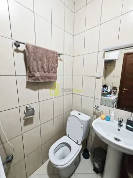 Smaller bathroom with a washbasin, toilet bowl and mirror. - image 10