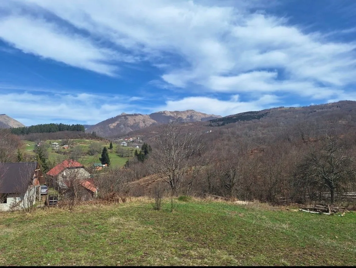 Pogled sa imanja na okolne planine i prirodu.