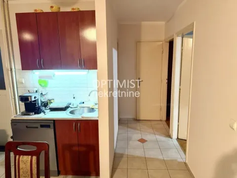 Manja kuhinja sa drvenim elementima i sudoperom. - image 3