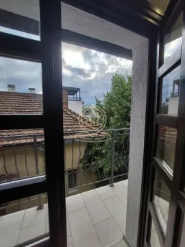 Pogled sa balkona na okolne zgrade i zelenilo. - image 13