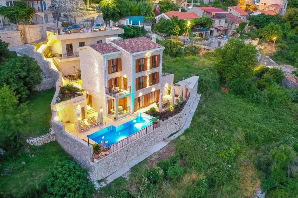 Sale, house, 320m², Lapčići, Budva