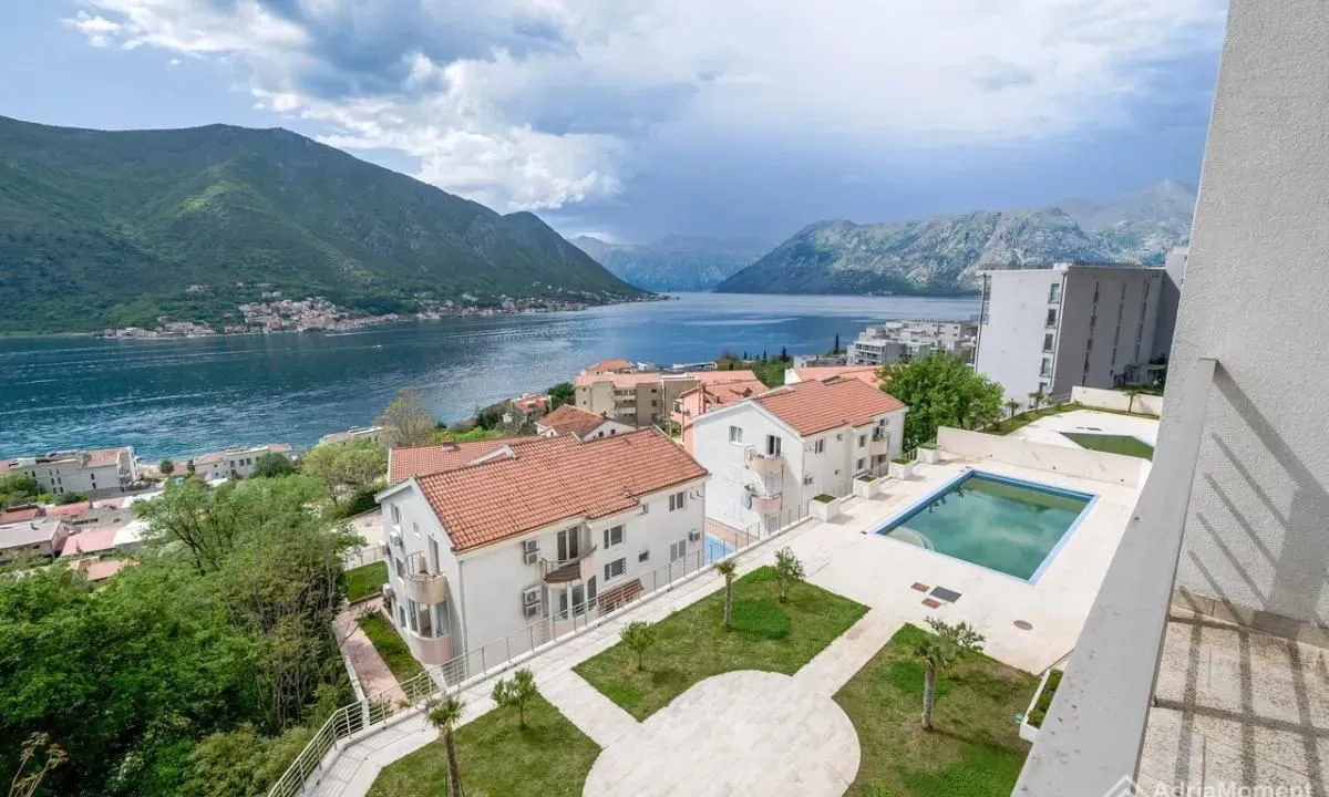 Sale, three bedroom apartment, 103m², Dobrota, Kotor