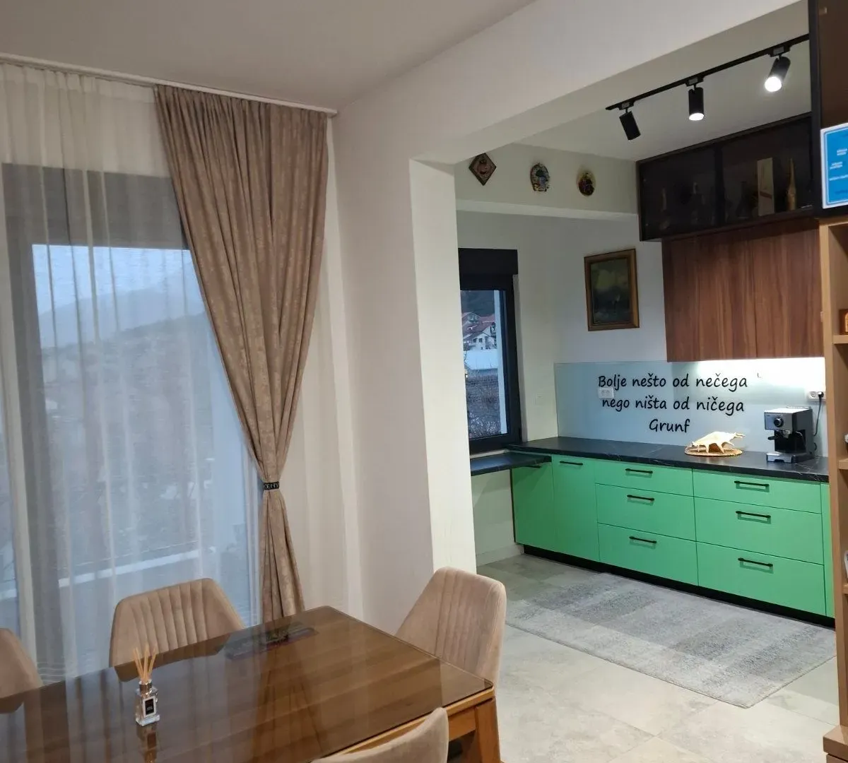 Izdavanje, dvosoban stan, 70m², Kalimanj, Tivat
