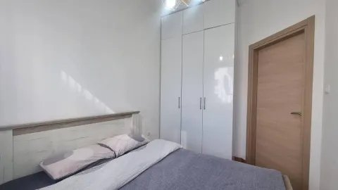 Namještena spavaća soba sa bračnim krevetom i ugradnim ormarom. - image 5