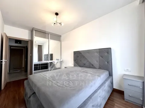 Namještena spavaća soba sa bračnim krevetom, garderoberom sa ogledalom i noćnim stočićem. - image 7