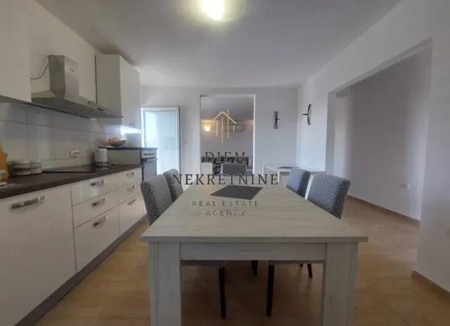 Izdavanje, dvosoban stan, 90m², Mrčevac, Tivat