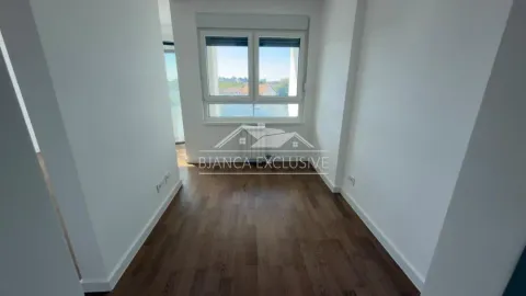 Prazna soba sa parketom i prozorom. - image 3