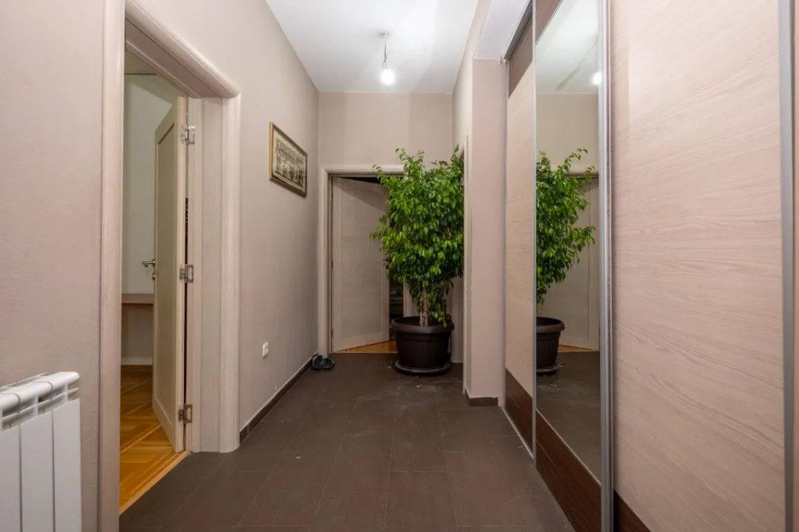 Izdavanje, kuća, 220m², Tološi, Podgorica